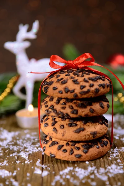 Pyszne ciasteczka świąteczne w słoiku na stole na brązowym tle — Zdjęcie stockowe