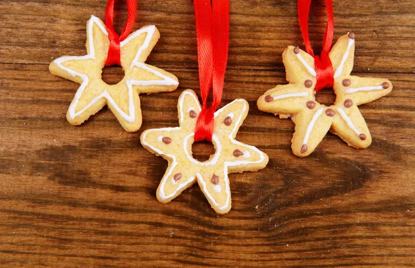 Heerlijke kerstkoekjes op houten achtergrond — Stockfoto