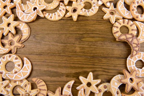 Délicieux biscuits de Noël sur fond en bois — Photo