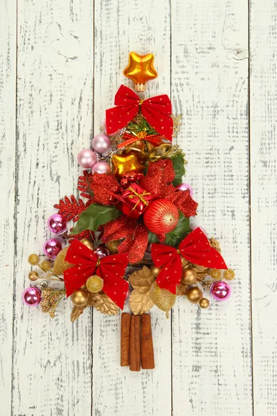 Árbol de Navidad de juguetes de Navidad en la mesa de madera de primer plano —  Fotos de Stock