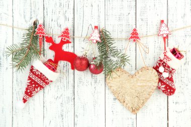 Beyaz ahşap duvarda Noel aksesuarlar