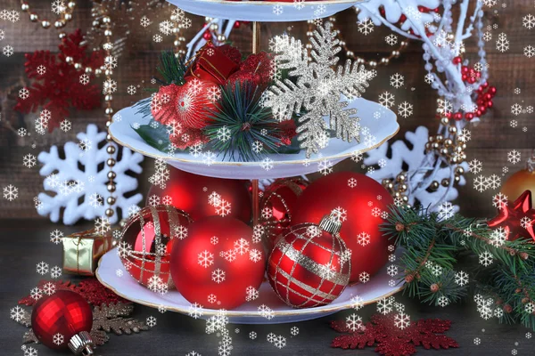 圣诞装饰品在甜点上站，木制的背景上 — 图库照片