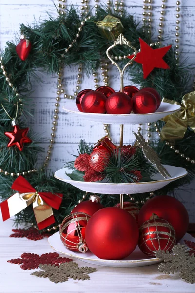 Kerstversiering op dessert staan, op een houten achtergrond kleur — Stockfoto