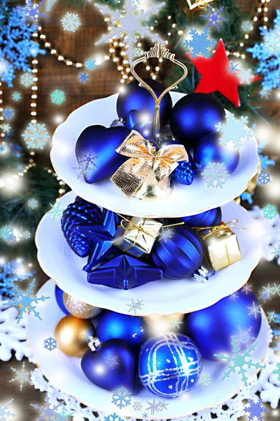 Décorations de Noël sur support à dessert, sur fond de bois couleur — Photo