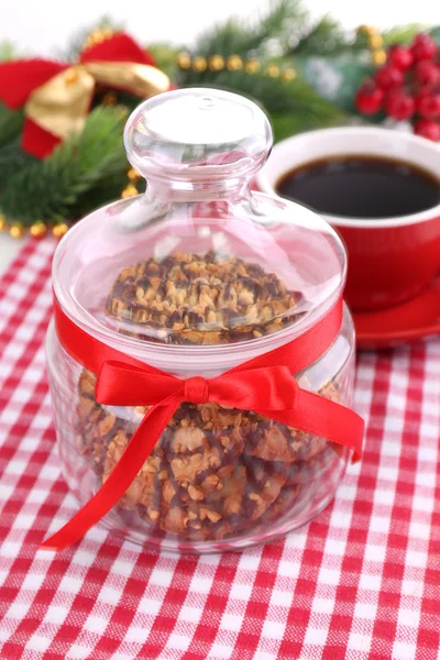 Deliciosos biscoitos de Natal em frasco na mesa close-up — Fotografia de Stock