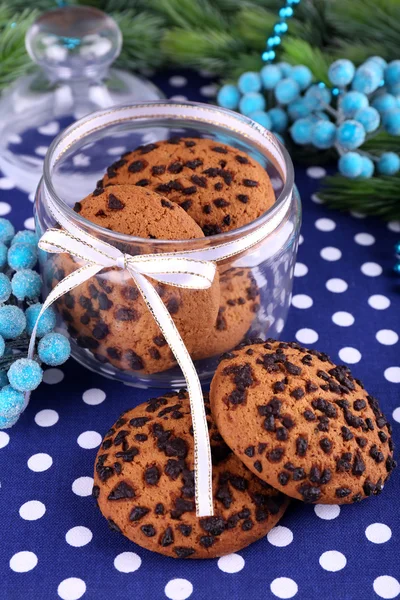 Heerlijke kerstkoekjes in pot op tabel close-up — Stockfoto