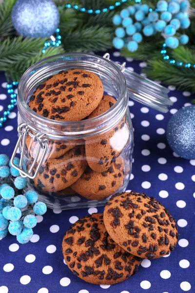 テーブルのクローズ アップの瓶の中のおいしいクリスマスのクッキー — ストック写真