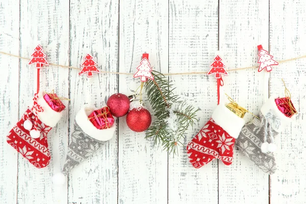 Weihnachtsaccessoires hängen an weißer Holzwand — Stockfoto