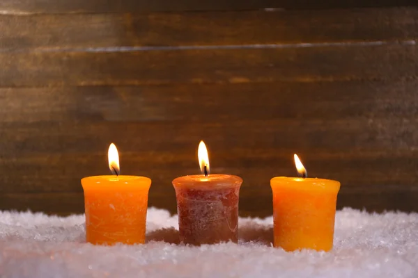 Brandende kaarsen op houten ondergrond — Stockfoto