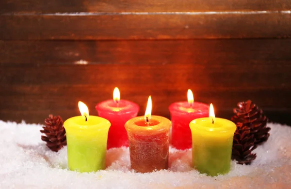 Hořící svíčky na dřevěném pozadí — Stock fotografie