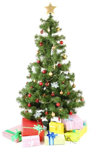 Geschmückter Weihnachtsbaum mit Geschenken isoliert auf weiß — Stockfoto