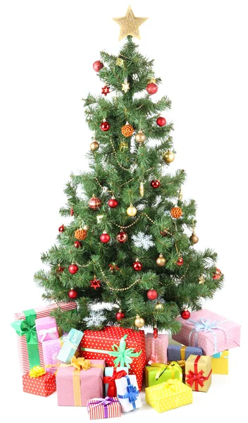 Beyaz izole hediyeler ile dekore edilmiş Noel ağacı — Stok fotoğraf