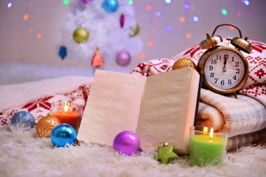 kareli, mumlar ve parlak zemin üzerine beyaz halı üzerinde Noel süslemeleri ile kompozisyon