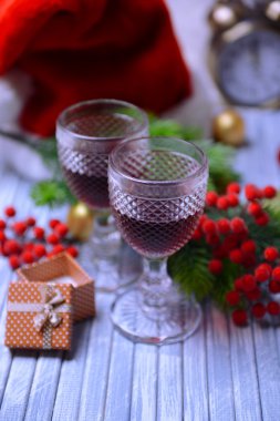 parlak zemin üzerine şarap gözlük ve Noel dekorasyon