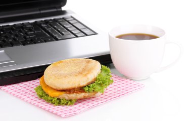iş yerinde laptop yanında, yemek