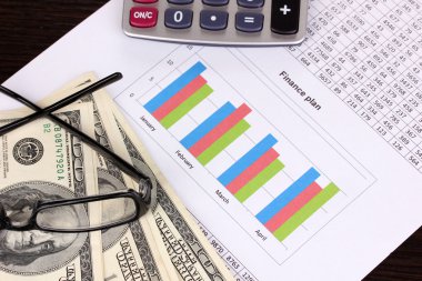 Belge, para ve gözlük yakın çekim