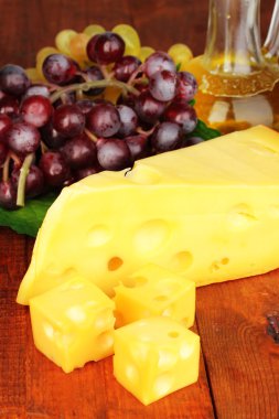 ahşap masa üzüm ile peynir kesti