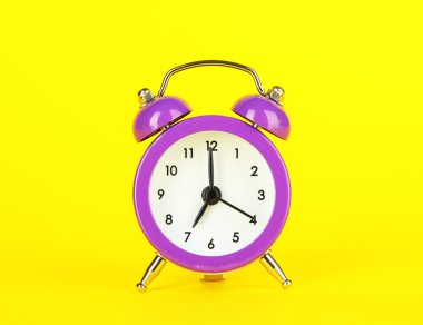 Mor alarm clock Sarı zemin üzerine