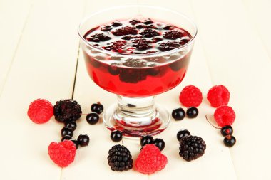 ahşap masa üzerinde taze çilek ile jöle