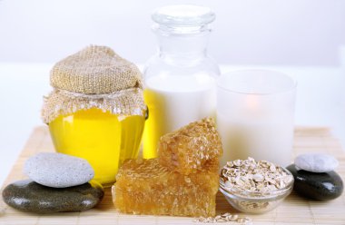 yağlar ve üzerinde beyaz izole bal bal ve süt spa