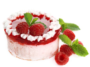 Lezzetli çilekli kek beyazda izole edilmiş.