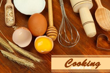 pişirme bir kavram. temel pişirme malzemeleri ve mutfak araçları ahşap tablo