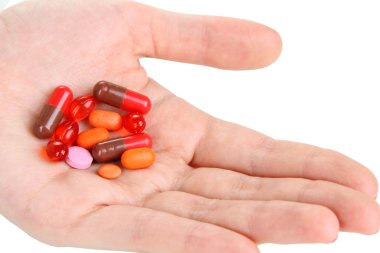 Eldeki haplar beyaza izole edilmiş.