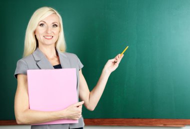 okul öğretmeni ile klasör blackboard yakın çekim yakınındaki