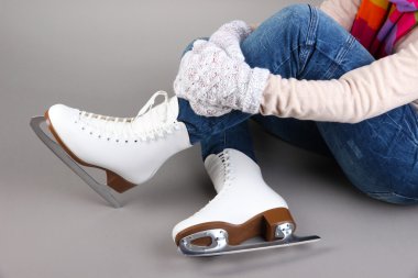 gri arka plan üzerinde paten giymiş skater