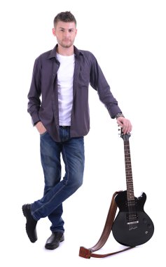 gitar üzerinde beyaz izole olan genç müzisyen