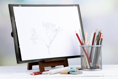 ahşap masa üzerinde profesyonel sanat malzemeleri ile kroki