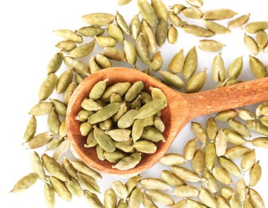 tahta kaşık beyaz arka plan yakın tarih içinde yeşil kakule