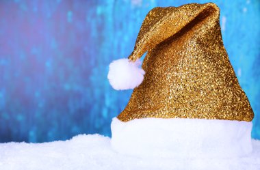 kar mavi zemin üzerine Santa şapka