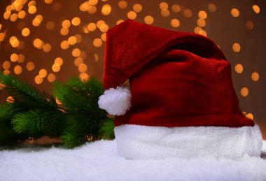 kar ışıkları arka plan üzerinde Santa şapka