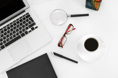 ofis arzı ve üzerinde beyaz izole laptop