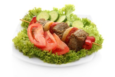 lezzetli ızgara et ve sebze şiş üzerinde beyaz izole plaka üzerinde