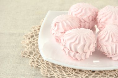 açık renkli plaka üzerinde Marshmallows