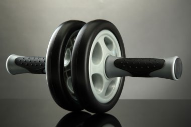 gri zemin üzerine spor ekipmanları