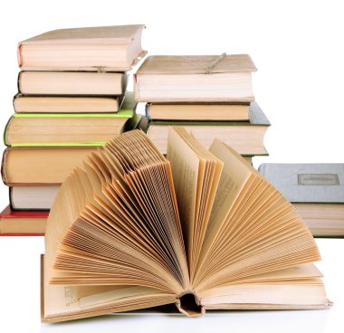 Beyaz üzerine izole kitap yığını