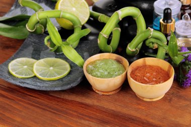 yağlar ve spa taşlar üzerinde ahşap masa yakın çekim Kaplıcalar kompozisyonu