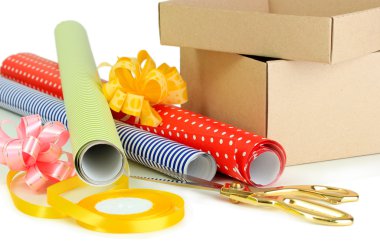 malzeme ve aksesuarları hediye üzerinde beyaz izole kaydırma