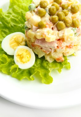 Geleneksel Rus salatası Olivier, beyaz üzerine izole edilmiş.