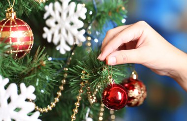 Parlak arkaplanda Noel ağacı süsleme