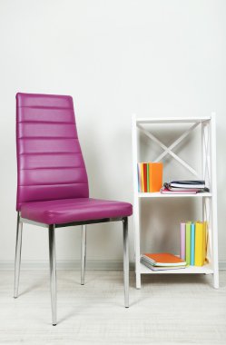 modern renkli sandalye, ahşap stand, duvar fon üzerine kitap ile güzel iç