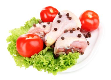 beyaz izole çiğ tavuk budu