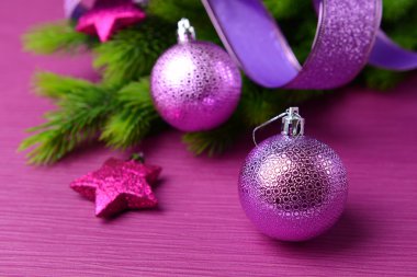 çam ağacı, renkli arka plan üzerinde Noel topları