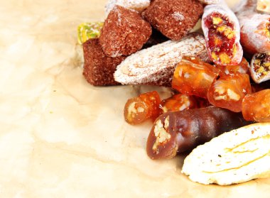 kahverengi zemin üzerine lezzetli oryantal tatlılar