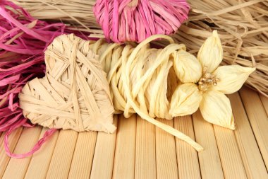 el yapımı için dekoratif saman, çiçek ve kalp saman, ahşap zemin üzerinde