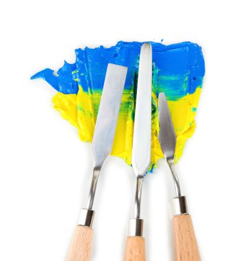 beyaz izole boya ile resim paleti bıçaklar