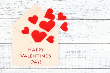 ahşap zemin üzerinde dekoratif yürekleri güzel eski zarfı